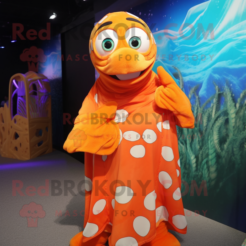 Personaggio del costume della mascotte di pesce pagliaccio arancione  vestito con un costume da bagno e scialli