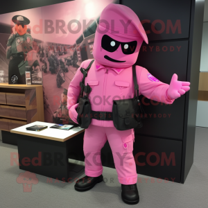 Pink Para Commando maskot...