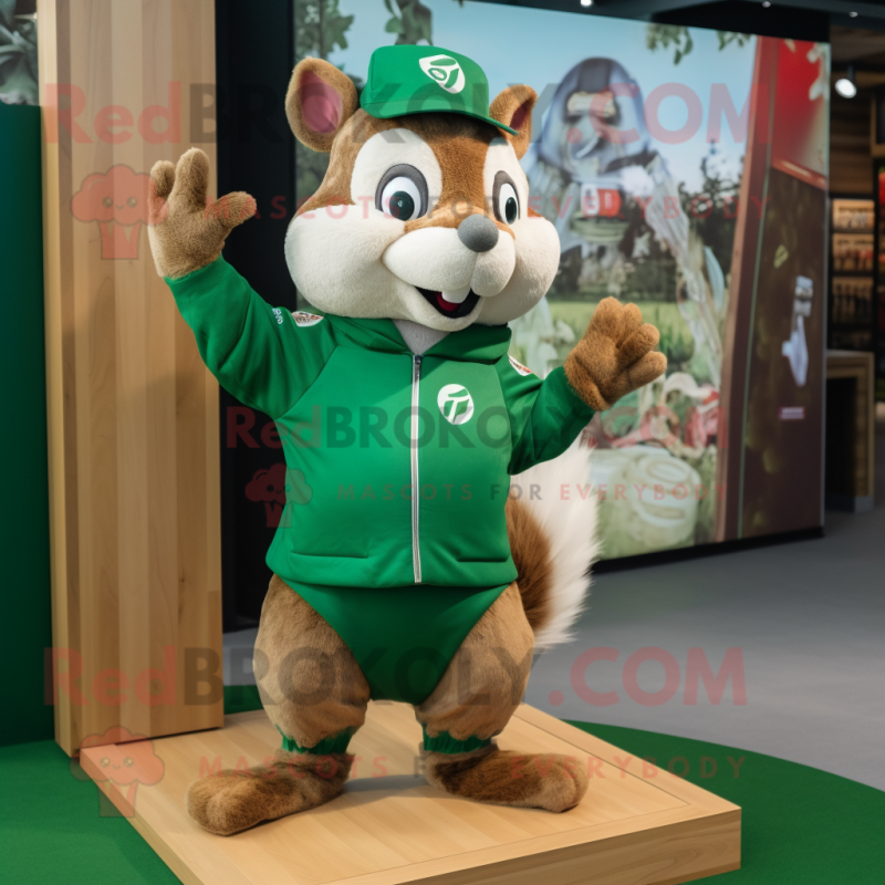 Personaje de disfraz de mascota de ardilla verde vestido con una camiseta de rugby y alfileres de chal