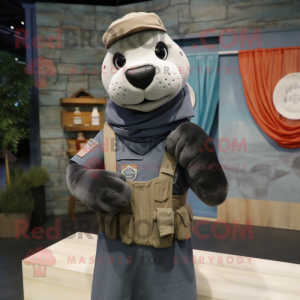 Gray Navy Seal maskot...