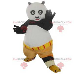 Mascote Po, personagem do Kung Fu Panda com shorts bege -