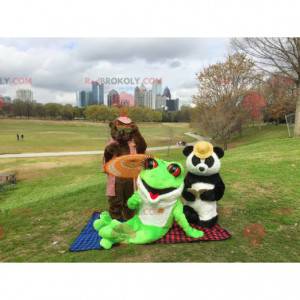 3 mascottes : un ours marron un panda et une grenouille verte -