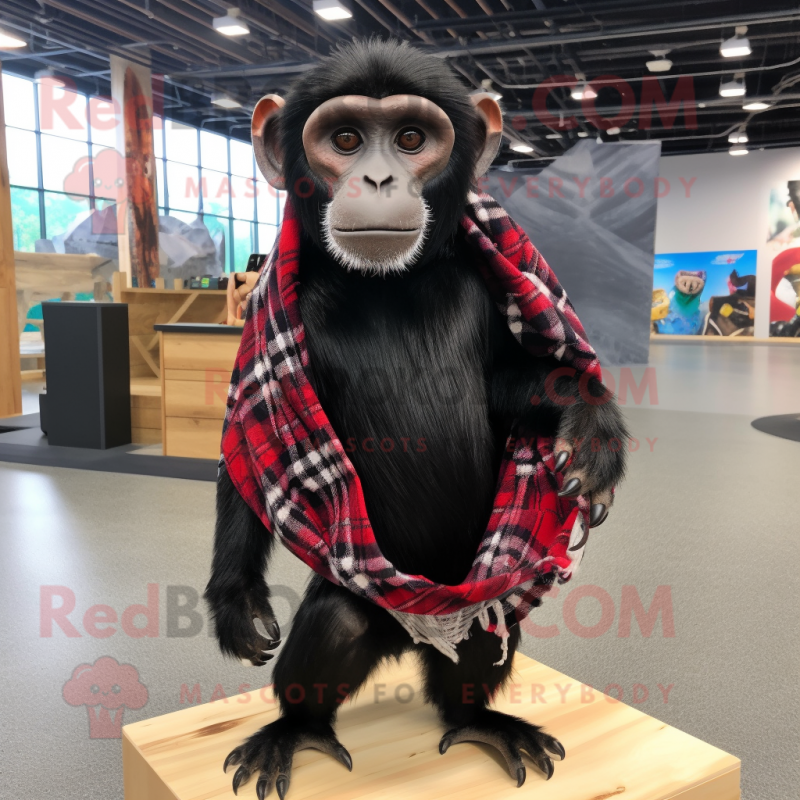 Personaje de traje de mascota mono capuchino negro vestido con una camisa de franela y chales