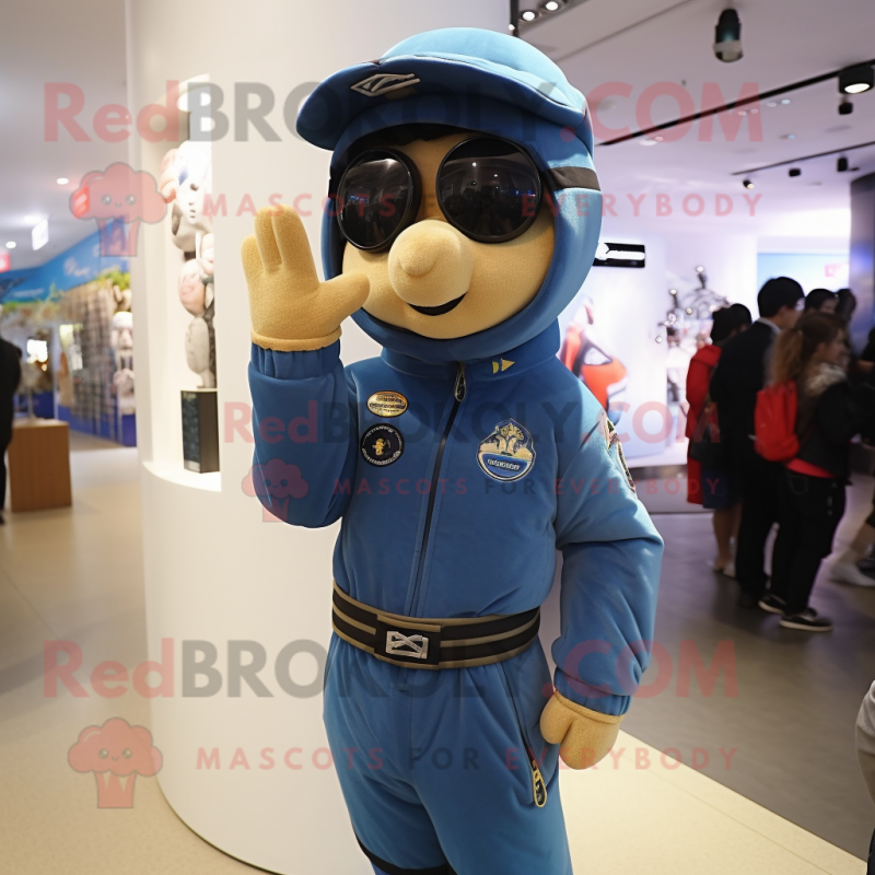 personaggio del costume della mascotte del soldato dell aeronautica militare vestito con un maglione e braccialetti