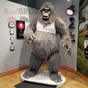 Grå Sasquatch maskot...