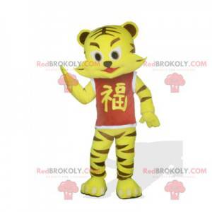 Maskot malý žlutý a hnědý tygr s červeným tričkem -