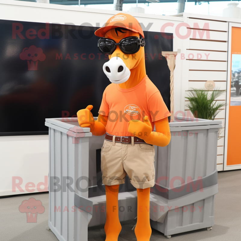 Personaggio in costume della mascotte del cavallo arancione vestito con  pantaloncini cargo e occhiali da sole - Costumi da mascotte -   Formato L (175-180 CM)