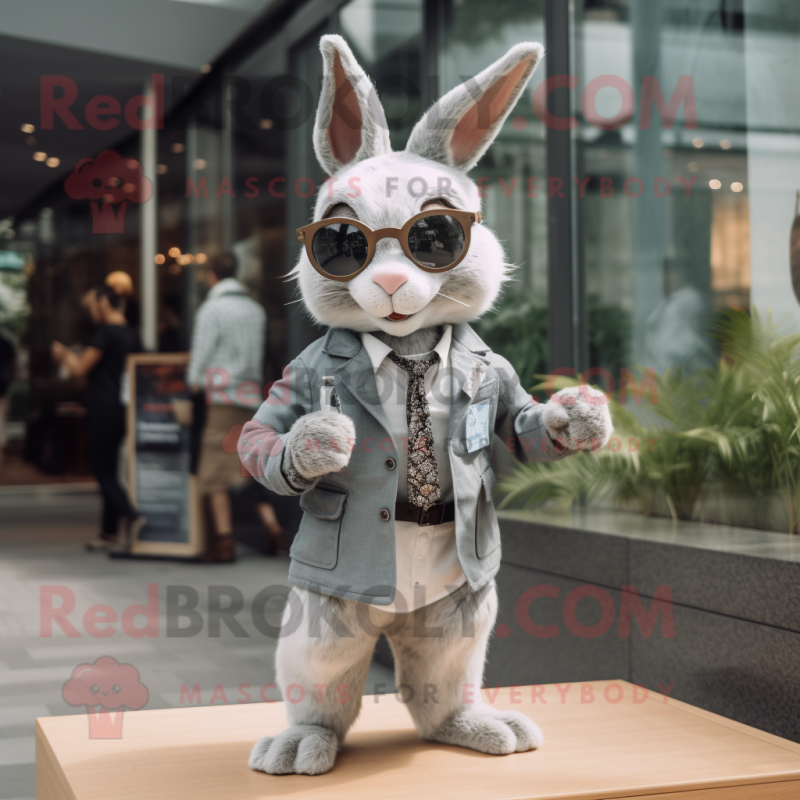 Personaggio in costume della mascotte Silver Wild Rabbit vestito con  pantaloni chino e occhiali da sole - Costumi da mascotte -   Formato L (175-180 CM)