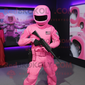 Różowy kostium maskotki...