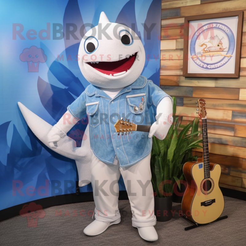 Personaggio del costume della mascotte del pesce spada bianco vestito con  camicia e collane di chambray