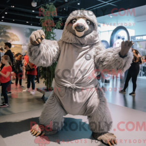 Grey Giant Sloth maskot...