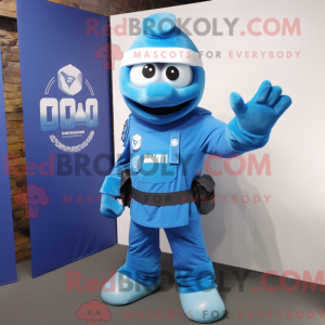 Figura de máscara azul para...
