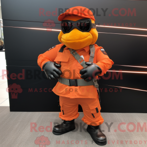 Orange Para Commando maskot...