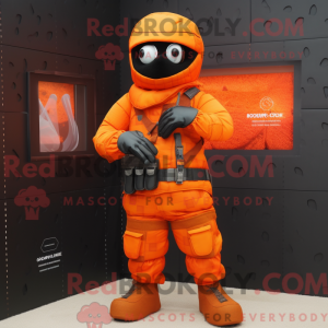 Orange Para Commando maskot...
