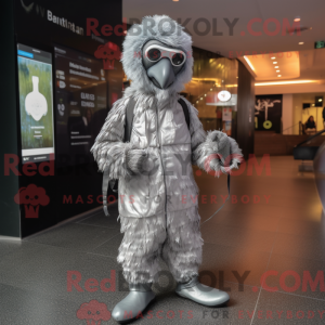 Stříbrná postava maskota...