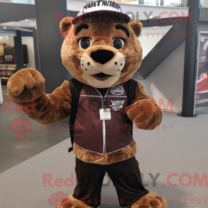 Hnědá postava maskota Puma...