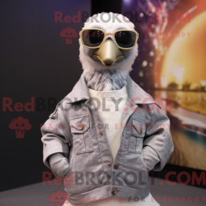 Stříbrná postava maskota...