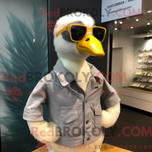 Stříbrná postava maskota...
