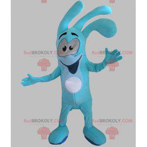 Glimlachende blauwe sneeuwmanmascotte. Blauw konijn mascotte -