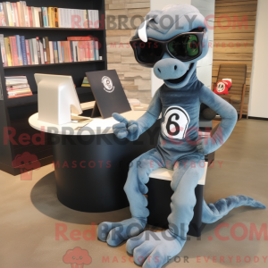 Personaggio mascotte grigio...