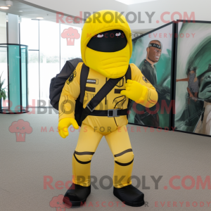 Personaggio mascotte giallo...