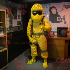 Personnage mascotte jaune...
