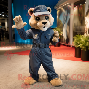 Postava maskota Navy Puma...