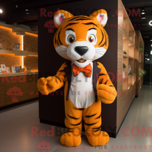 Máscara de tigre laranja...