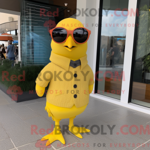 Postava maskota žluté...