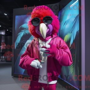 Magenta Macaw maskot...