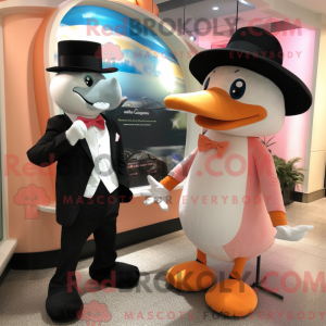 Peach Dolphin maskot...