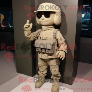 Beige Commando maskot...