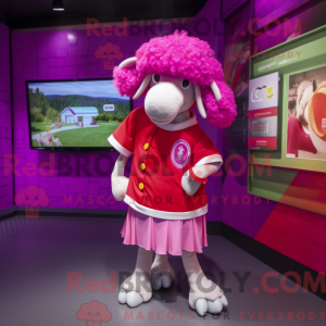 Magenta får maskot kostume...