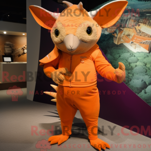 Orange Armadillo maskot...