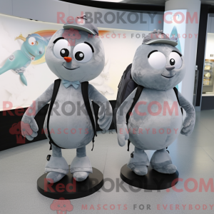Grå par skøjter maskot...