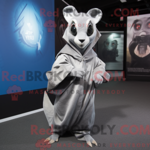 Stříbrná postava maskota...