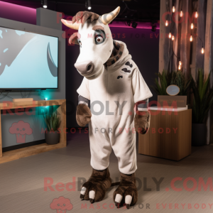 Bílá postava maskota Okapi...