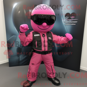 Pink Para Commando maskot...