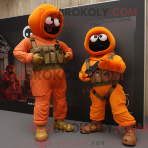 Orange Para Commando maskot...