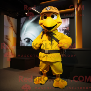 Yellow Eagle maskot kostume...