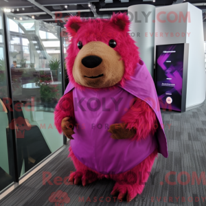 Maskotfigur af en magenta...