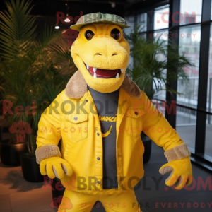 Maskotkarakter av en gul...
