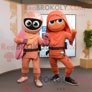 Maskotfigur af en Peach...