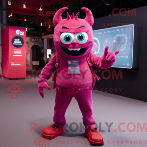 Maskotfigur af en magenta...