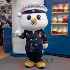Maskottchenfigur eines Navy...