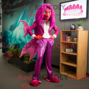Maskotfigur af en magenta...