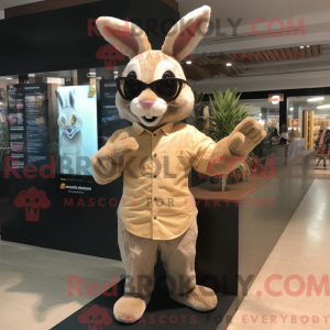 Maskotfigur af en beige...