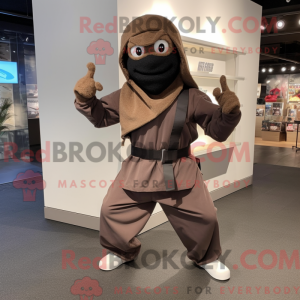 Maskotfigur af en brun...