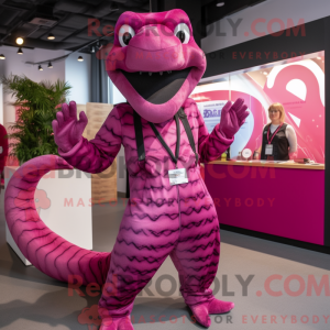 Maskotfigur af en magenta...