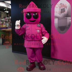 Maskotfigur af en magenta...